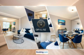 Luxurious & homely 2 Bedroom Home By Opuluxe Properties Short Lets & Serviced Accommodation Near Manchester City Center with free parking